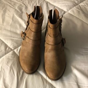 Guess booties tan